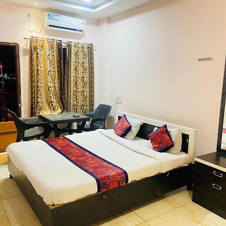 Hotel Meghmalhar Lodging Jejuri Zewnętrze zdjęcie
