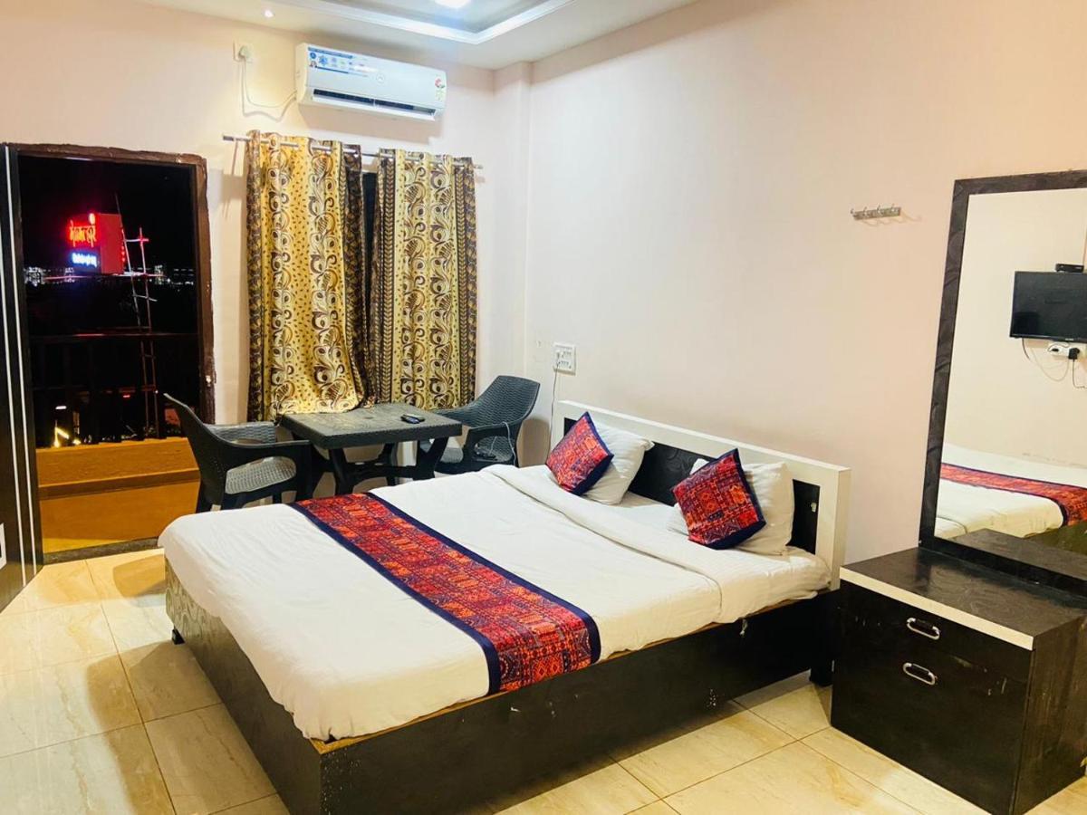 Hotel Meghmalhar Lodging Jejuri Zewnętrze zdjęcie